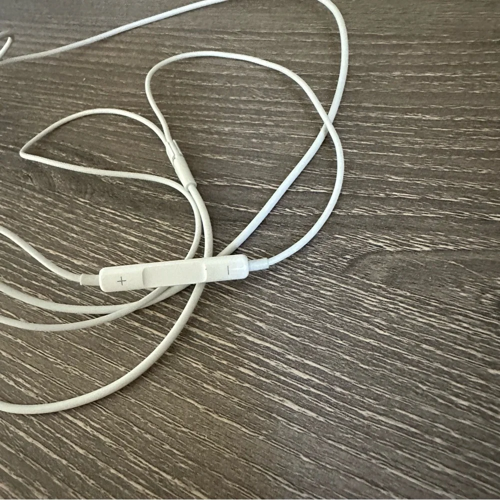 Apple EarPods (3.5mm Headphone Plug) New White Headphones